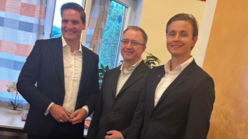 Hat sich durchgesetzt: Dr. Constantin Weigel (r.) aus Clausthal-Zellerfeld gewinnt die Wahl zur Nominierung als CDU-Bundestagskandidat für den Wahlkreis (52) Goslar-Osterode-Northeim gegen die beiden Northeimer David Artschwager (l.) und Anskar Lürig.