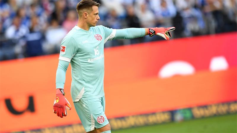 Hatte einen weitgehend ruhigen Nachmittag: Mainz-Torwart Alexander Schwolow.  