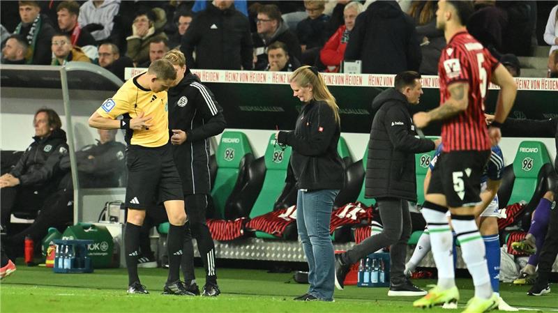 3:0 in Hannover: Sylla bringt Schalke an die Spitze Hatte einige Probleme mit dem Headset: Schiedsrichter Martin Petersen.