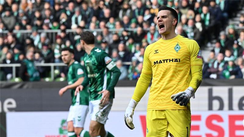 Hatte einiges an seinen Vorderleuten auszusetzen: Werder Bremens Torwart Michael Zetterer.