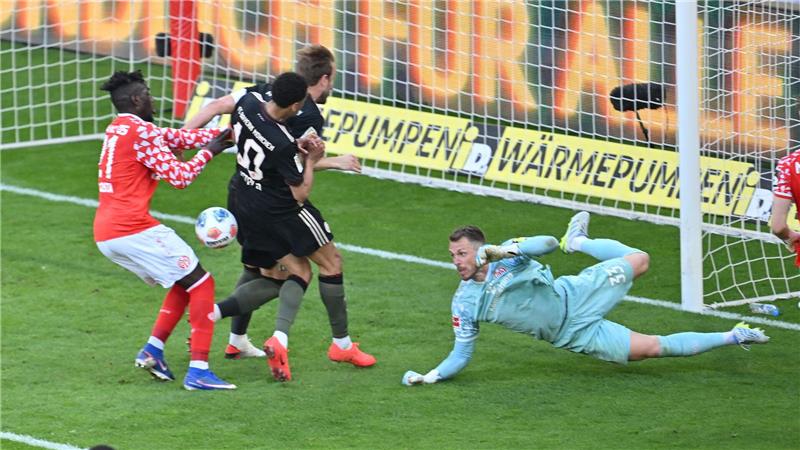 Hatte mit einem Tor und einer Vorlage großen Anteil am Bayern-Sieg: Jamal Musiala (M).