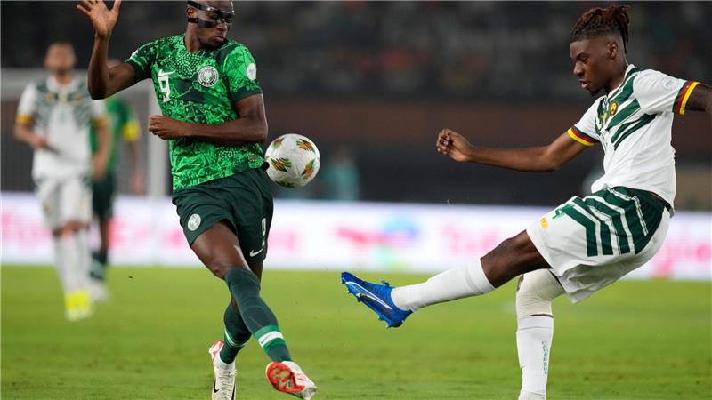 Riss in der Scheibe: Nigerias Nationalelf muss notlanden Hatte nach dem WM-Qualifikationsspiel gegen Lesotho eine Schrecksekunde zu überstehen: Victor Osimhen (l). (Archivbild)