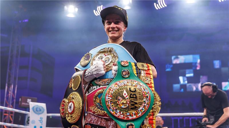 Hatte nach ihrem gewonnenen Titel-Vereinigungskampf schwer zu tragen: Tina Rupprecht