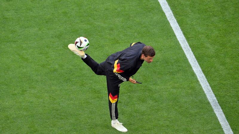 Hatte schon vor dem Anpfiff einen besonderen Auftritt auf dem Rasen des Münchner EM-Stadions: Thomas Müller.