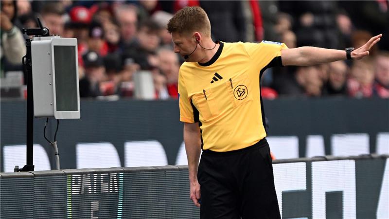 Nach Remis in Unterzahl: Bayern sauer auf Referee Hatte viel zu tun: Schiedsrichter Christian Dingert.