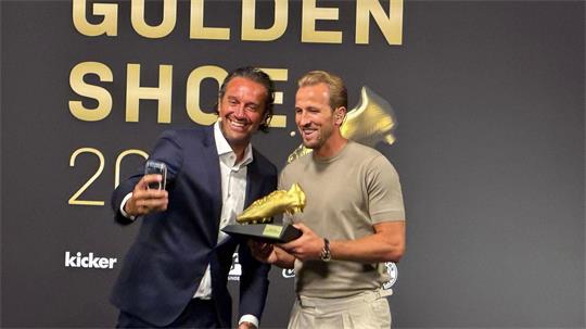 Hatten Spaß bei der Verleihung des Goldenen Schuh: Preisträger Harry Kane (rechts) und Laudator Luca Toni.
