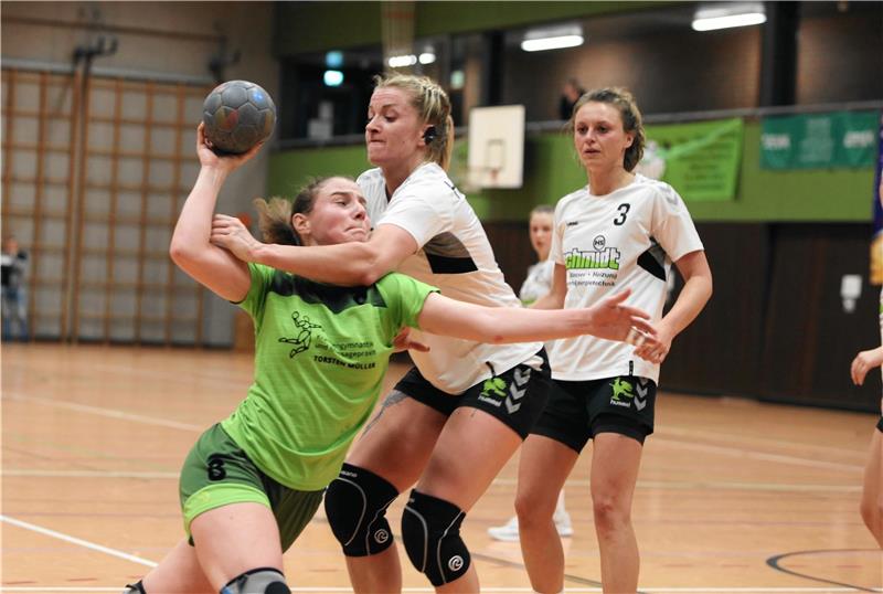 Hatten einen intensiven Abend: Lara Mertins-Oelker (li.) von der HSG Langelsheim/Astfeld und Celina Bruns von der HSG Liebenburg-Salzgitter. Fenja Mönnich-Matthes beobachtet die Szene. Fotos: Neuendorf