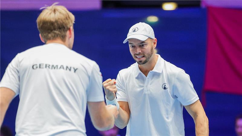 Hatten nach einem starken Auftakt noch Probleme: das Doppel Kevin Krawietz (l) und Tim Pütz (r)