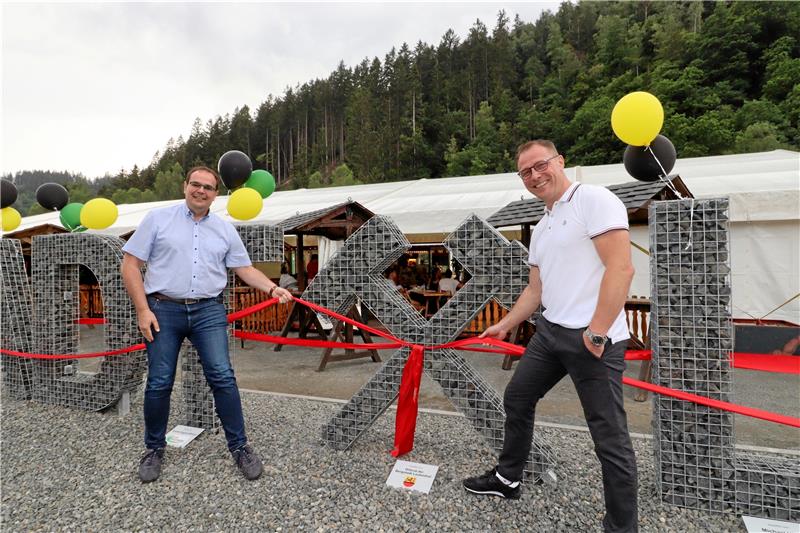 Hauch von Hollywood: Bürgermeister Ingo Henze und Andy Diebow präsentieren denneuen Schriftzug „Bergstadt Lautenthal“ auf dem Festplatz hinter der Tourist-Information. Foto: Jambrek