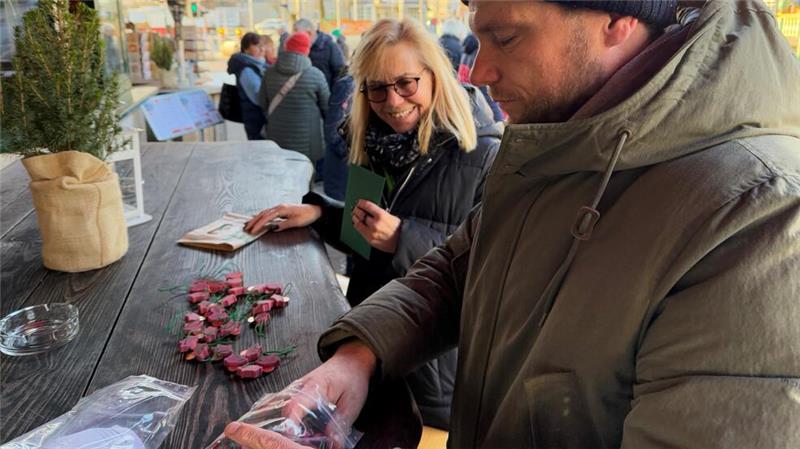 Braunlage: Kommunalpolitiker verkaufen 2000 GZ-Schweinchen im Nu Hauke Lattmann von der Bürgerliste gehört traditionell zu den Verkäufern, die schnell viele Glücksbringer verkaufen.