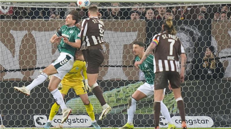 Hauke Wahl (2.v.l) trifft zum 1:0 für den FC St. Pauli.