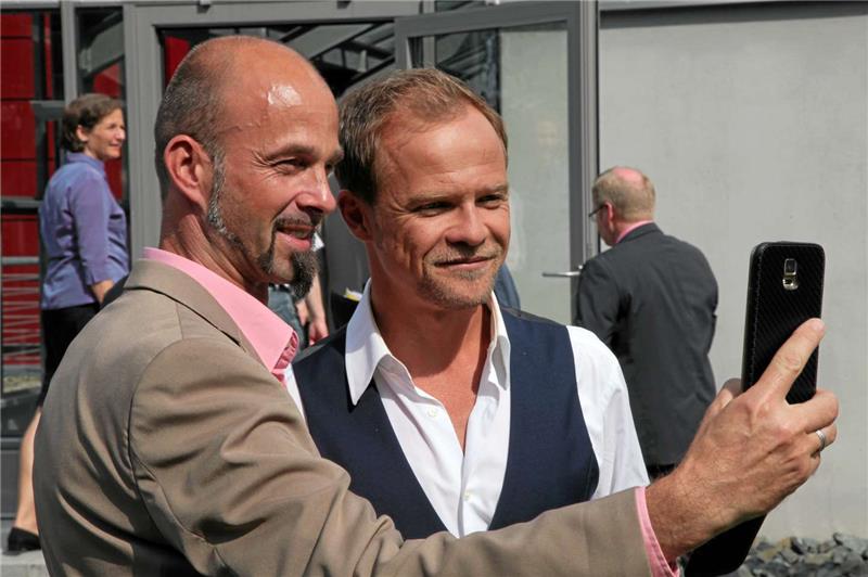 „Böse Wetter“ im Clausthaler Pulverhaus Hauptdarsteller Matthias Koeberlin (re.) posiert nach Drehende am „Pulverhaus“ für ein Erinnerungsfoto.   Fotos: Bertram