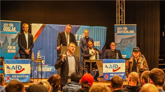 Hauptfiguren beim AfD-"Bürgerdialog" am vergangenen Freitag in Seesen: Der Bundestagsabgeordnete Dirk Brandes, zugleich Geschäftsführer der AfD-Fraktion in der Regionsversammlung der Region Hannover, spricht zu den Besuchern im Jacobsonhaus. Am Rednerpult steht Main Müller, bislang Vorsitzender des AfD-Kreisverbandes Goslar. Mit dabei sind der Bundestagsabgeordnete Micha Fehre (l.), Mitglied im AfD-Landesvorstand,