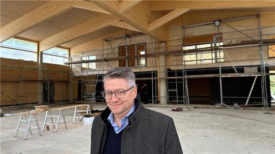 Hauptgeschäftsführer Dr. Frank Biermann zeigt die neue Doppelhalle, die der Landesinnungsverband der Dachdecker gerade in St. Andreasberg errichtet.