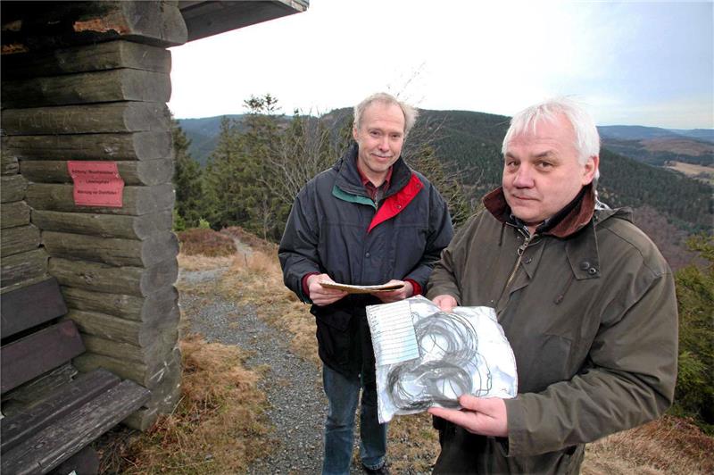 Hauptkommissar Harald Heidemann (links) und Oberkommissar Reiner Siemers (mit dem Draht) vor der Ramseck-Hütte  Foto: Schenk
