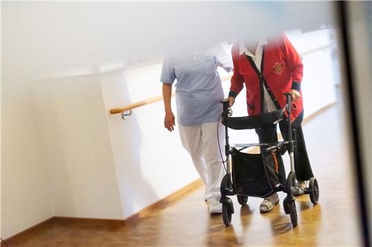 Hauptproblem den kommenden Jahren ist laut Pflegereport: Immer mehr Ältere brauchen pflegerische Unterstützung.