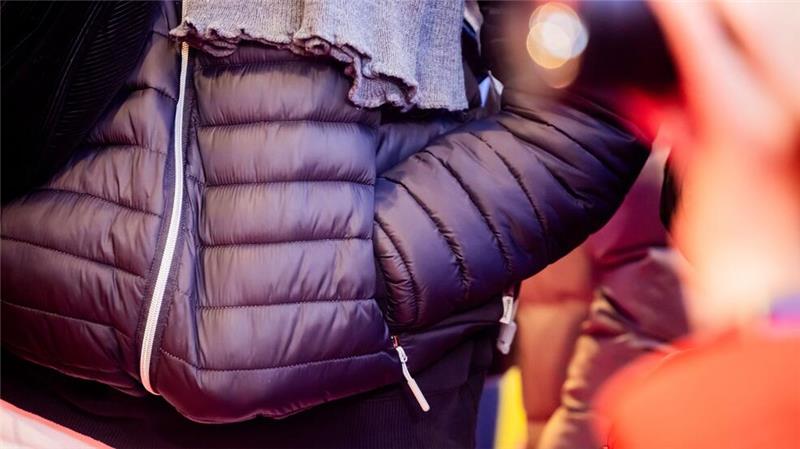 Pufferjacken - die SUVs unter den Textilien - polarisieren Hauptsache dick und gemütlich: Daunenjacken (mit Enten- oder Gänsedaunen) oder eben Puffer Jackets (meist mit synthetischen Isolationsmaterialien) sind sehr angesagt.