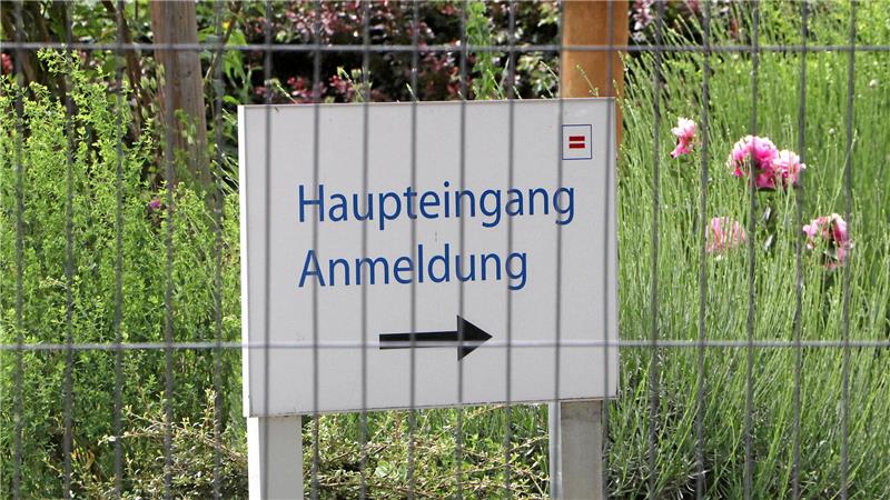 Das alte Hornburger Haus Hagenberg wird bald Geschichte sein Haus Hagenberg im Frühsommer 2025: Ein Bauzaun umgibt das Gelände in Hornburg.