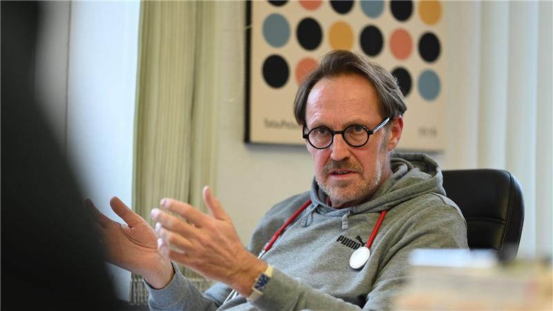 Hausarzt Holger Plochg beklagt, dass Medizinstudienplätze fehlen.