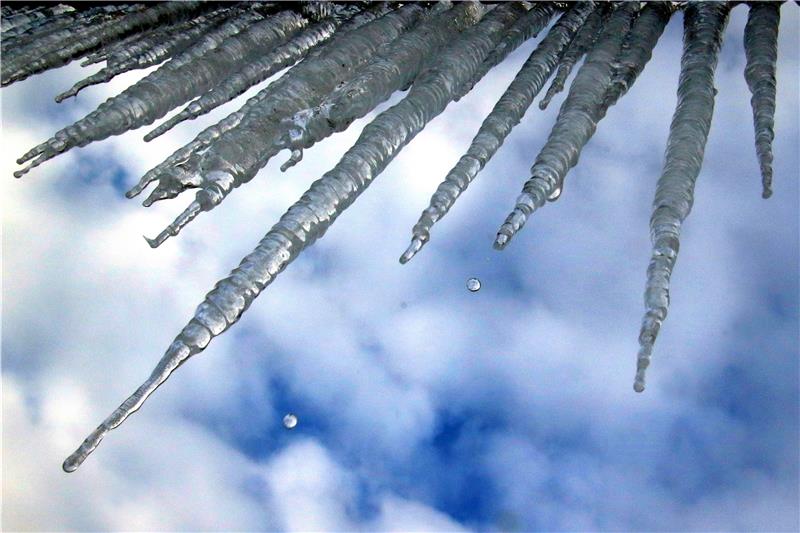Hahnenklee gesperrt, Parkplätze wieder frei Hauseigentümer sollten große Eiszapfen vorsorglich entfernen.  Foto: Epping