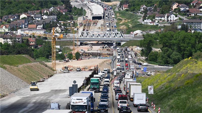 Milliarden-Finanzlücke droht Autobahnprojekte zu verzögern Haushaltslücke droht Verkehrsprojekte zu verzögern (Foto-Archiv).