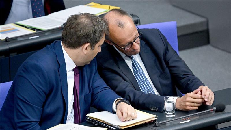 Haushaltswoche im Bundestag: Klingbeil und Merz im Gespräch