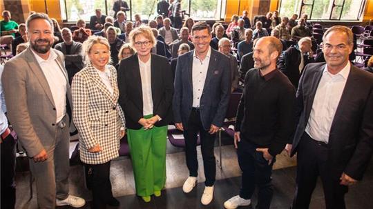 Hausherrin in der Kaiserpfalz, Urte Schwerdtner (2.v.l.), und die Teilnehmer an Podiumsdiskussion zur Zukunft des Vereinssports : André Kwiatkowski, Daniela Behrens, Jens Müller, Dr. Arne Göring sowie Moderator Jörg Kleine (v.l.).