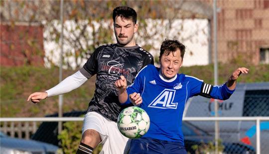 Haut sich rein: Henrik Melzian (r.) ist nicht nur Kapitän des Nordharzligisten FC Othfresen, sondern in dieser Saison auch der Mann der späten Tore. Foto: Drechsler