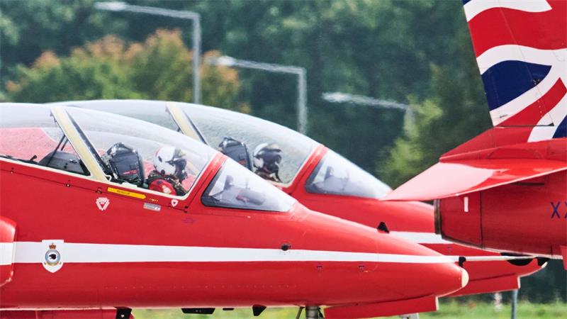 Hawk-T1-Jets der Royal Air Force rollen über das Vorfeld des Dresdner Flughafens.