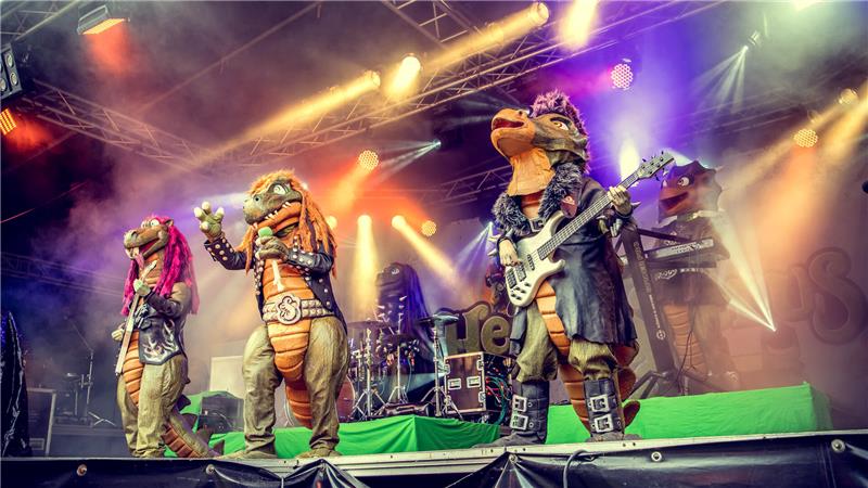 Applaus Garten mit Dinos, Party und Locals Heavysaurus spielen zum Finale des Applaus Gartens.
