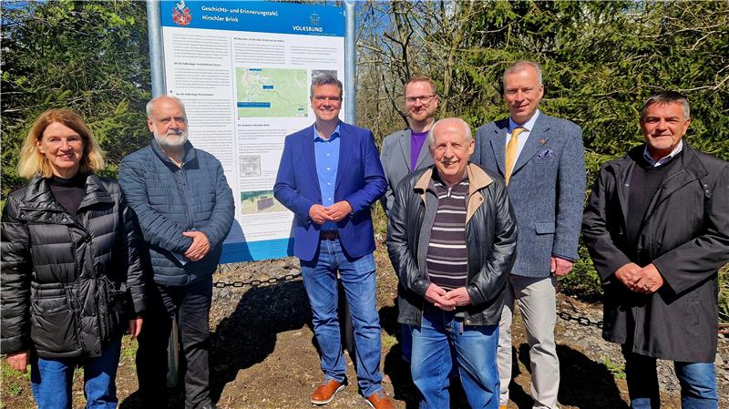 Heben die Wichtigkeit der Erinnerungstafel am Hirschler Brink hervor (v.l.): Bürgermeisterin Petra Emmerich-Kopatsch, Dr. Friedhart Knolle vom Verein Spurensuche, Landrat Dr. Alexander Saipa, Bildungsreferent Andreas Schönhöft, stellvertretender Bürgermeister Udo Künstel, Michael Gandt als Geschäftsführer des Volksbunds und Pastor Jörg Uwe Pehle.