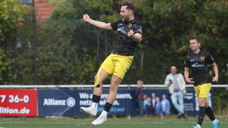 Hebt ab: Patrick Czaja vom SV Rammelsberg feiert einen seiner drei Treffer beim 7:1 in Oker. Rechts Jannis Lüer, der ebenfalls trifft. Foto: Gietemann