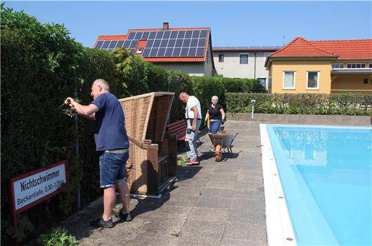 Heckenschnitt am Langelsheimer Freibad (v.l.): Christian Breustedt, Gerold Rosemann und Michaela Garthoff beim fleißigen Arbeitseinsatz. Foto: Hohaus