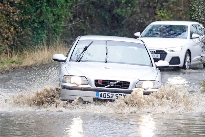 Orkantief trifft Westeuropa: Sieben Tote Heftiger Regen und Hochwasser an der Nordküste Englands.