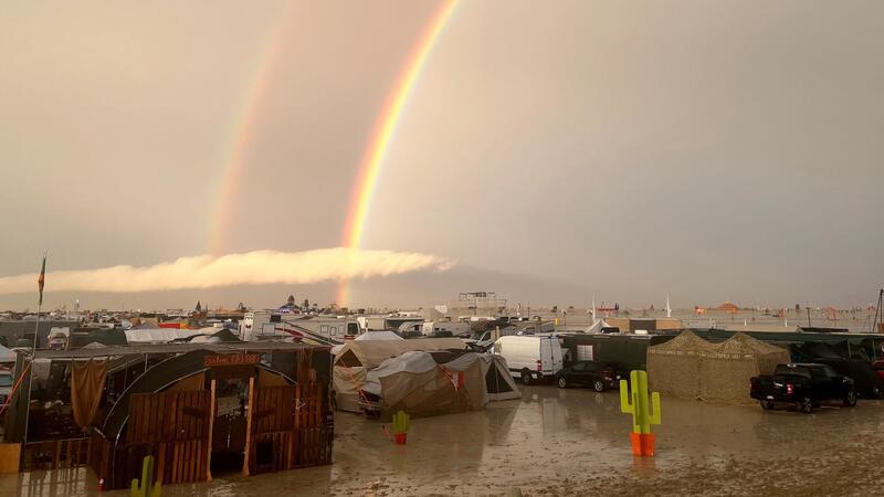 Heftiger Regen und Schlamm sorgte beim Burning Man 2023 für Chaos