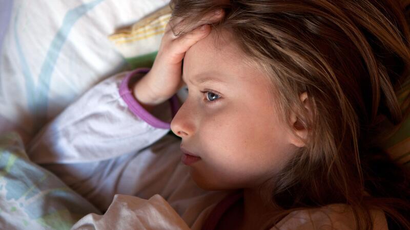 Überblick: Kopfschmerzen bei Kindern verstehen und vorbeugen Heftiger Schmerz: Kinder brauchen bei Migräne vor allem Ruhe.
