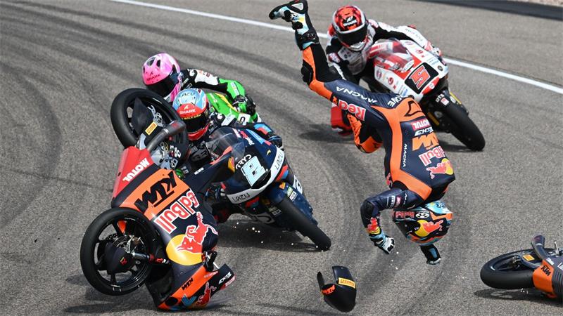 Heftiger Sturz: Beim MotoGP - Grand Prix von Deutschland auf dem Sachsenring fliegt Valentin Perrone aus Argentinien im Moto3-Rennen durch die Luft. 