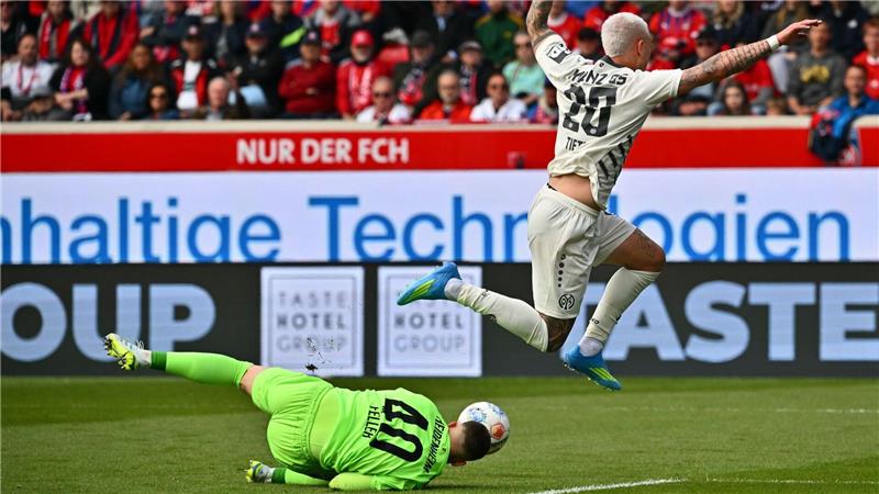 „Tut unfassbar weh“: Heidenheim steigt aus der Bundesliga ab Heidenheim und Frank Feller am Boden.