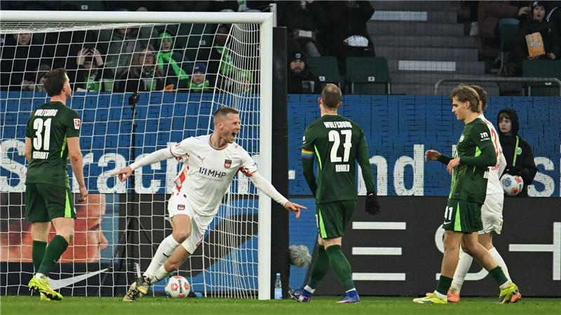 Heidenheimer Jubel in Wolfsburg: Adrian Beck trifft zum 0:1.