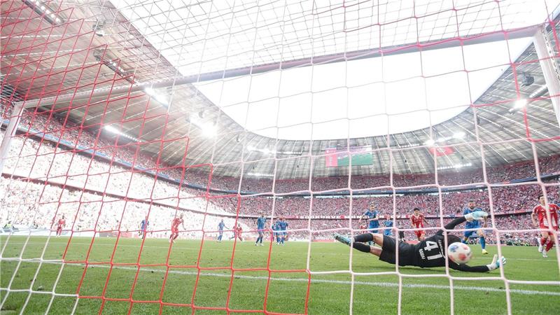 Heidenheims Schockmoment: Der Schuss von Bayern-Star Michael Olise prallt vom Pfosten an den Rücken von Torwart Diant Ramaj und kullert über die Linie.