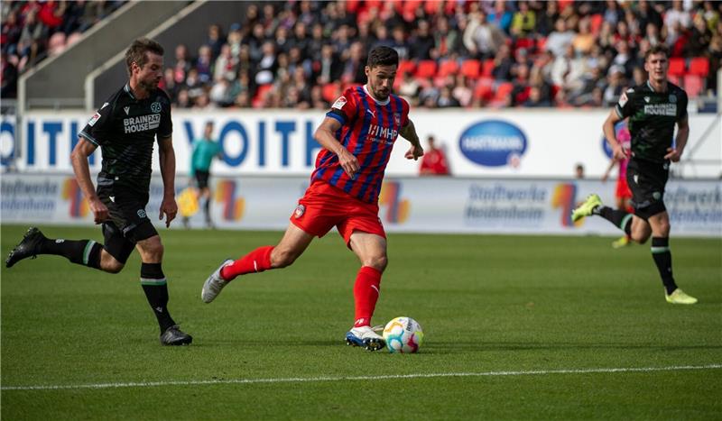 2:1 gegen Hannover: Heidenheim bleibt oben dran Heidenheims Tim Kleindienst (M) erzielt das 2:0.