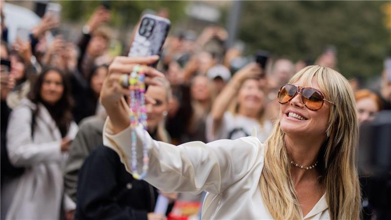 Bilder des Tages Heidi Klum eröffnet L’Oréal Pop-up auf der Kö – Selfie inklusive