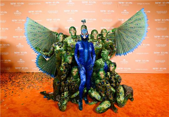 Heidi Klum kommt als Pfau verkleidet zu ihrer 22. jährlichen Halloween-Party in New York.