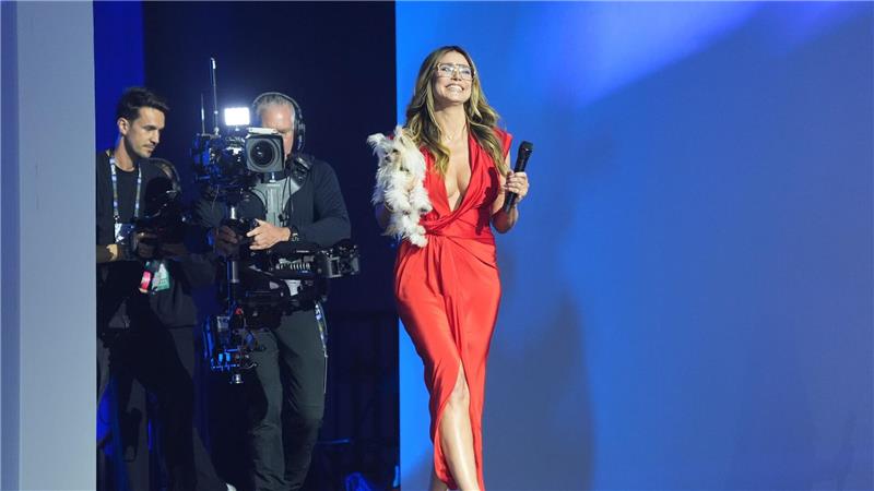 Heidi Klum kommt mit Hund auf die Bühne bei der Digitalmesse OMR in Hamburg.