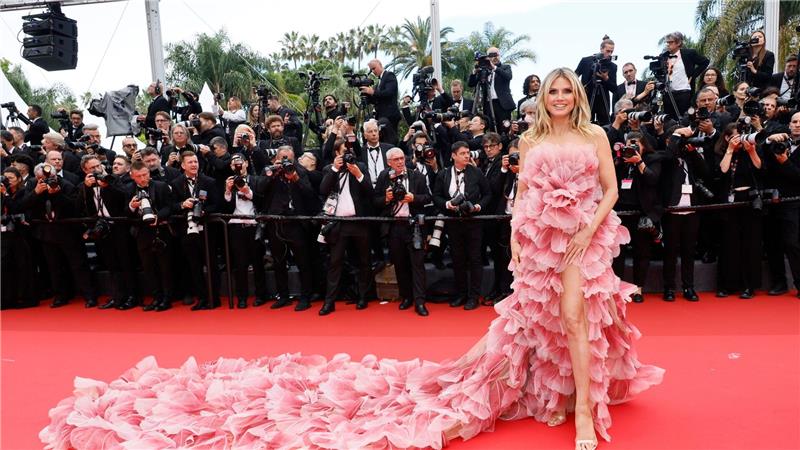 Heidi Klum mit einem besonders voluminösem Kleid. 