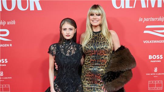 Heidi Klum steht neben ihrer Tochter Leni. (Archivbild)