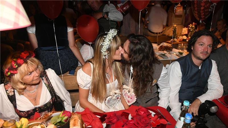 Heidi Klum und Tom Kaulitz knutschen im Käferzelt.
