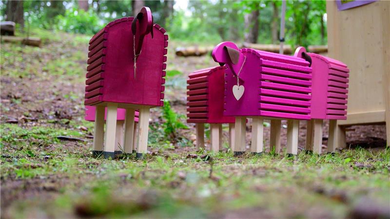 Wacholder-Gin und „FrikHEIDElle“ bei der 2. Heidjer.ART Heidschnucken aus Holz als Werbung für die Lüneburger Heide. Mit der Heideblüte beginnt die Hochsaison rund um Lüneburg.