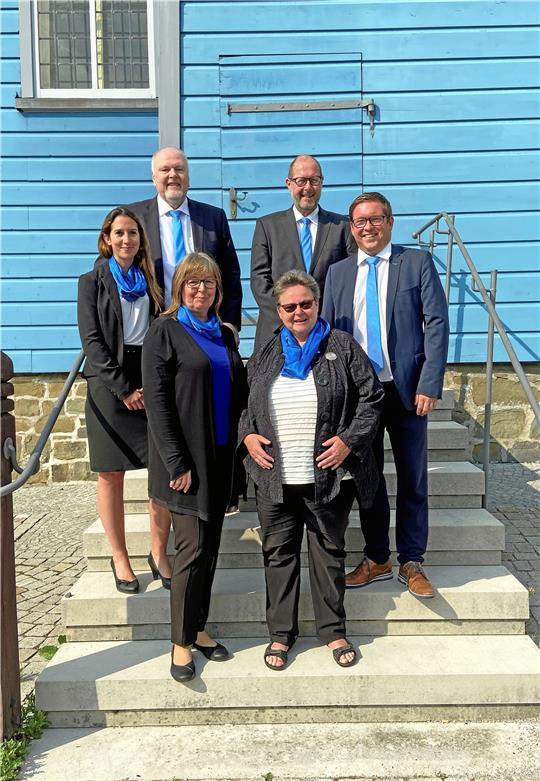 Heike Füllgrabe und Christiane Hemschemeier (vorn, v.li.) werden von Vanessa Reimer, Torsten Janßen, Norbert Gössling und Sven Reimer (hinten, v.li.) nach jahrzehntelanger Arbeit bei der Volksbank verabschiedet. Foto: Volksbank