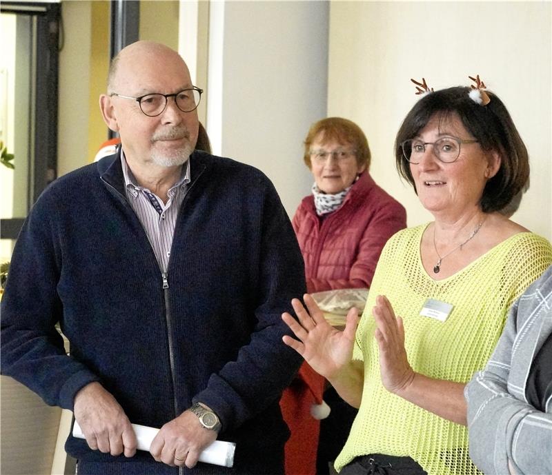 Harzburger Klinik-Adventsfeier verläuft anders als geplant Heike Möbius (r.) ist der Motor der Veranstaltung, wobei letztlich die komplette Belegschaft daran mitgeplant und mitgearbeitet hat. Am Ende nimmt Eike Hulsch 1640 Euro für den Verein „Leben mit Krebs“ entgegen. Foto: Schlegel